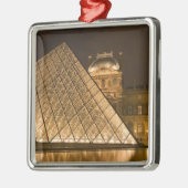 Frankrijk, Parijs. Het Louvre bij schemering. Kred Metalen Ornament (Links)