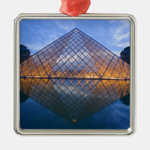 Frankrijk, Parijs. Het Louvre bij schemering. Kred Metalen Ornament