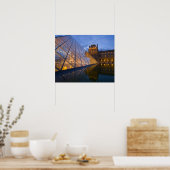 Frankrijk, Parijs. Het Louvre bij schemering. Kred Poster (Keuken)