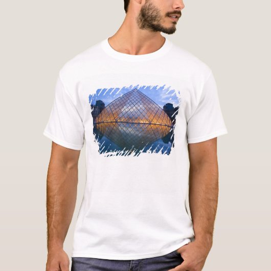 Frankrijk, Parijs. Het Louvre bij schemering. Kred T-shirt (Voorkant)
