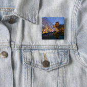 Frankrijk, Parijs. Het Louvre bij schemering. Kred Vierkante Button 5,1 Cm (In situ)