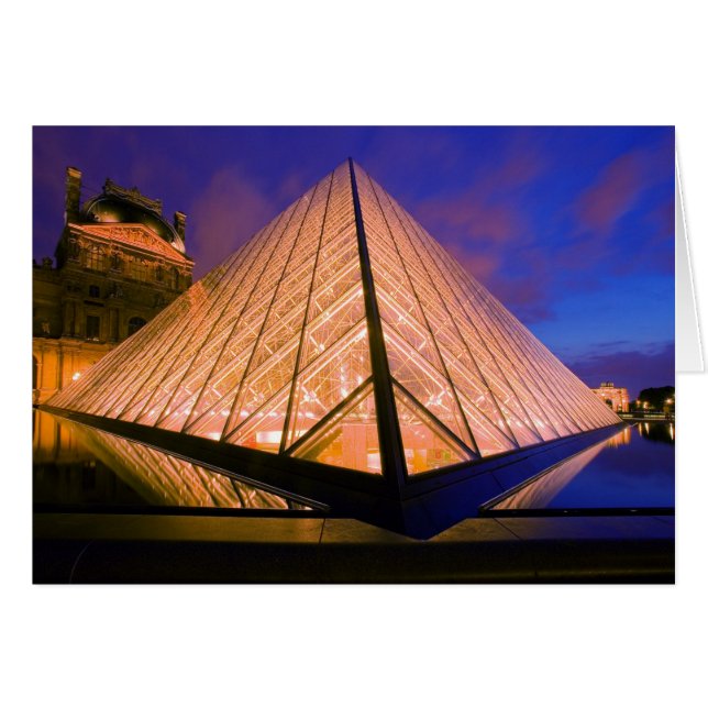 Frankrijk, Parijs. Het Louvre-museum bij schemerin (Voorkant Horizontaal)