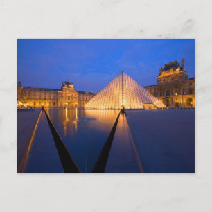 Frankrijk, Parijs. Het Louvre-museum bij schemerin Briefkaart