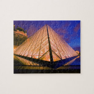 Frankrijk, Parijs. Het Louvre-museum bij schemerin Legpuzzel