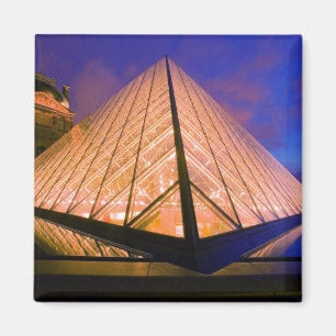 Frankrijk, Parijs. Het Louvre museum in de schemer Magneet
