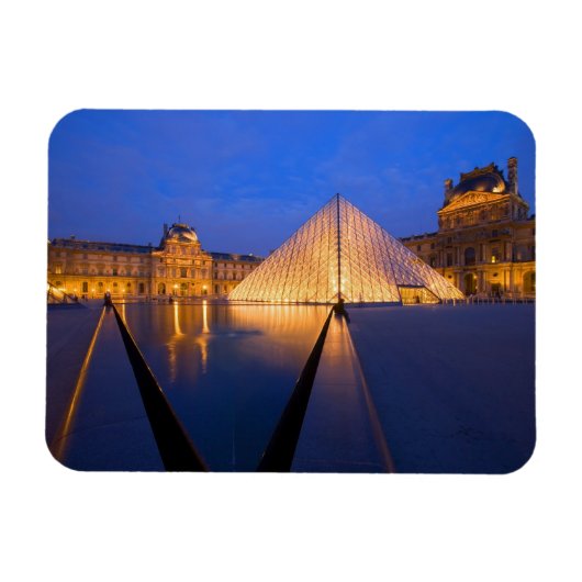 Frankrijk, Parijs. Het Louvre museum in de schemer Magneet (Horizontaal)