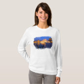 Frankrijk, Parijs. Het Louvre museum in de schemer T-shirt (Voorkant volledig)