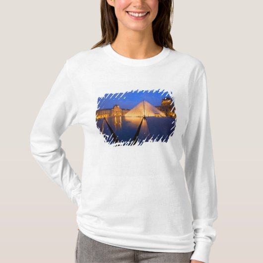 Frankrijk, Parijs. Het Louvre museum in de schemer T-shirt (Voorkant)