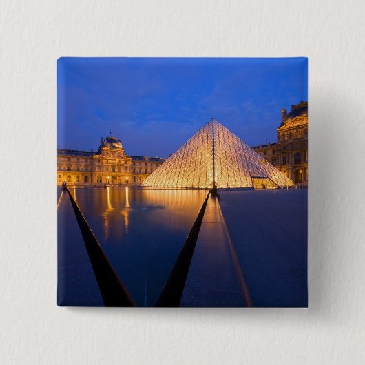 Frankrijk, Parijs. Het Louvre-museum in de schemer Vierkante Button 5,1 Cm (Voorkant)