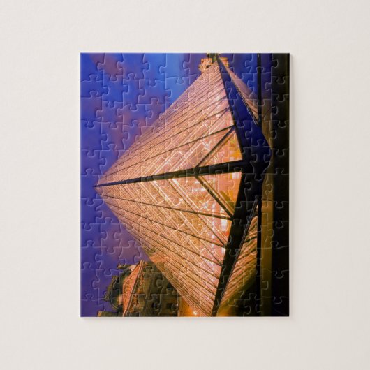 Frankrijk, Parijs. Het Louvre museum in schemering Legpuzzel (Verticaal)