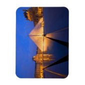 Frankrijk, Parijs. Het Louvre museum in schemering Magneet (Verticaal)