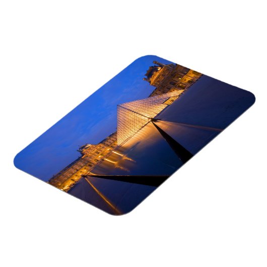 Frankrijk, Parijs. Het Louvre museum in schemering Magneet (Linkerzijde)