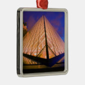 Frankrijk, Parijs. Het Louvre museum in schemering Metalen Ornament (Rechts)