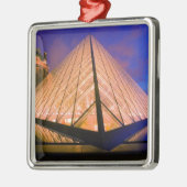 Frankrijk, Parijs. Het Louvre museum in schemering Metalen Ornament (Links)