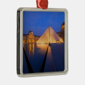 Frankrijk, Parijs. Het Louvre museum in schemering Metalen Ornament (Rechts)