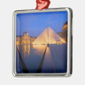 Frankrijk, Parijs. Het Louvre museum in schemering Metalen Ornament (Links)