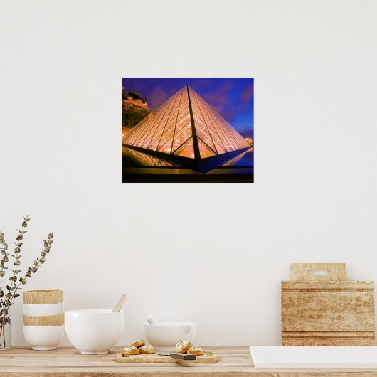 Frankrijk, Parijs. Het Louvre museum in schemering Poster (Keuken)