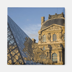 Frankrijk, Parijs, Louvre Museum en de Piramide, Magneet