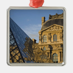 Frankrijk, Parijs, Louvre Museum en de Piramide, Metalen Ornament