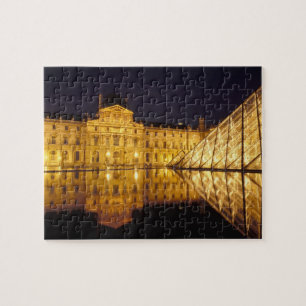 Frankrijk, Parijs, Louvre museum 's nachts. Legpuzzel