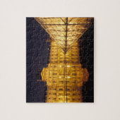 Frankrijk, Parijs, Louvre museum 's nachts. Legpuzzel (Verticaal)