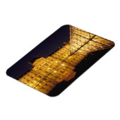 Frankrijk, Parijs, Louvre museum 's nachts. Magneet (Linkerzijde)