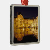 Frankrijk, Parijs, Louvre museum 's nachts. Metalen Ornament (Rechts)