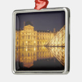 Frankrijk, Parijs, Louvre museum 's nachts. Metalen Ornament (Links)