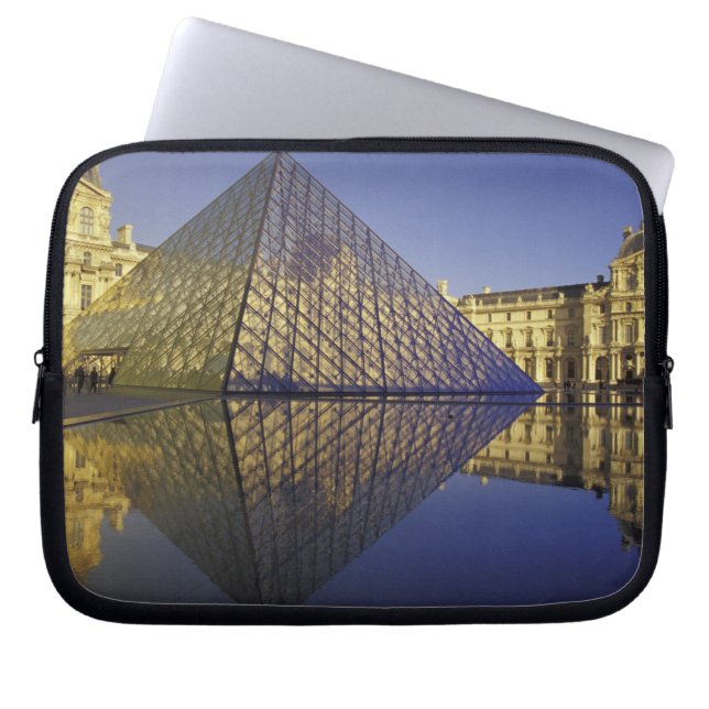 FRANKRIJK, Parijs Reflectie, Piramide. De Louvre Laptop Sleeve (Voorkant)