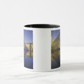 FRANKRIJK, Parijs Reflectie, Piramide. De Louvre Mok (Midden)