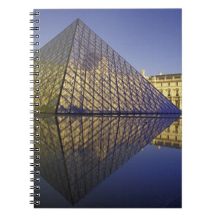 FRANKRIJK, Parijs Reflectie, Piramide. De Louvre Notitieboek