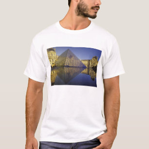 FRANKRIJK, Parijs Reflectie, Piramide. De Louvre T-shirt