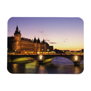Frankrijk, Parijs, Rivier Seine en Conciergerie bi Magneet
