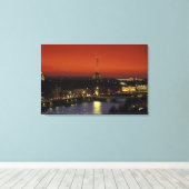 Frankrijk, Parijs Sunset view of Eiffel Tower and Canvas Afdruk (Insitu (Houten vloer))