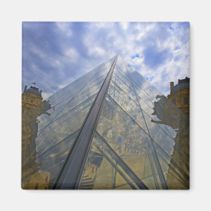 Frankrijk, Parijs. Wolken weerkaatsen van het Louv Magneet