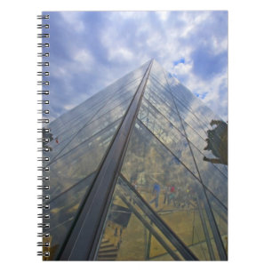Frankrijk, Parijs. Wolken weerkaatsen van het Louv Notitieboek