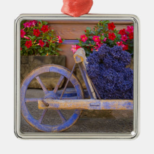 Frankrijk, Provence, Sault. Oude houten kar met Metalen Ornament