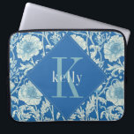Frans blauw William Morris Monogram Laptop Sleeve<br><div class="desc">Dit eenvoudige maar elegante ontwerp heeft een elegant,  door William Morris geïnspireerd bloemmotief in een verscheidenheid aan Franse blauwe kleuren en crèmes. Bescherm uw laptop of tablet in stijl. Voeg een naam toe om het te personaliseren. Een mooi kerst- of Moederdag-cadeau. Creëer door Simply Farmhouse Press.</div>