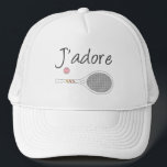 Frans Chic J-adore Tennis Player Design Trucker Pet<br><div class="desc">Ik hou van tennisontwerpen in de Franse taal, met witte retro tennisracket. Speciaal klassiek geschenk, preppy & elegant tennisontwerp voor tennisspeler. Eenvoudig, minimalistisch cadeau voor je tenniscoach of tennisteam. Speciaal cadeau voor een tennisspeler. J'adore tennis illustratie. Trendy tennisspelers tournament pastelesthetisch decor. Trendy moderne tennisspelersgiften. Cool retro modern cadeau voor je...</div>