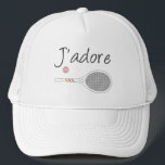 Frans Chic J-adore Tennis Player Design Trucker Pet<br><div class="desc">Ik hou van tennisontwerpen in de Franse taal, met witte retro tennisracket. Speciaal klassiek geschenk, preppy & elegant tennisontwerp voor tennisspeler. Eenvoudig, minimalistisch cadeau voor je tenniscoach of tennisteam. Speciaal cadeau voor een tennisspeler. J'adore tennis illustratie. Trendy tennisspelers tournament pastelesthetisch decor. Trendy moderne tennisspelersgiften. Cool retro modern cadeau voor je...</div>