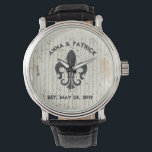 Frans Ephemera Fleur De Lis Custom Horloge<br><div class="desc">Aangepast/gepersonaliseerd unisex-horlogeontwerp met Fleur De Lis (een abstract afbeelding van een leeuw, en de drie bladen bovenaan staan voor geloof, hoop en liefdadigheid) en Couple's Names/Wedding Date tegen een Franse Ephemera. Geweldig voor een weddenschap-cadeau (koop er twee voor een stel als trouwkluis) Bridal-Shower-Gift Father's Day-Gift Jubileum-Gift Valentijns's Day-Gift Moeder's Day-Gift...</div>