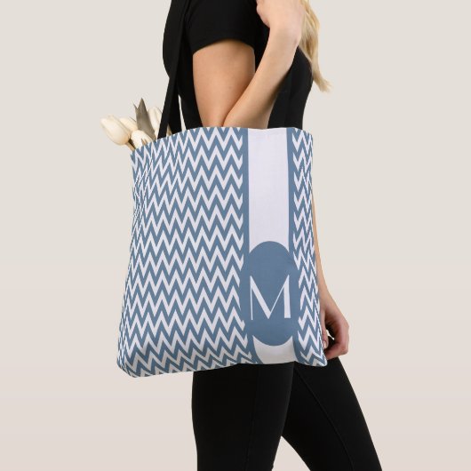 Frans Grijs Elegant Chevron Design met monogram Tote Bag (Dichtbij)