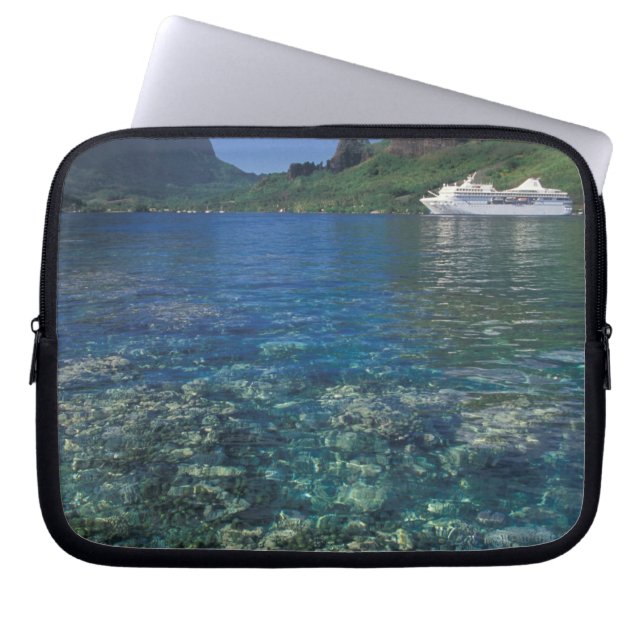 Frans-Polynesië, Moorea. Cooks Bay. Cruiseschip Laptop Sleeve (Voorkant)