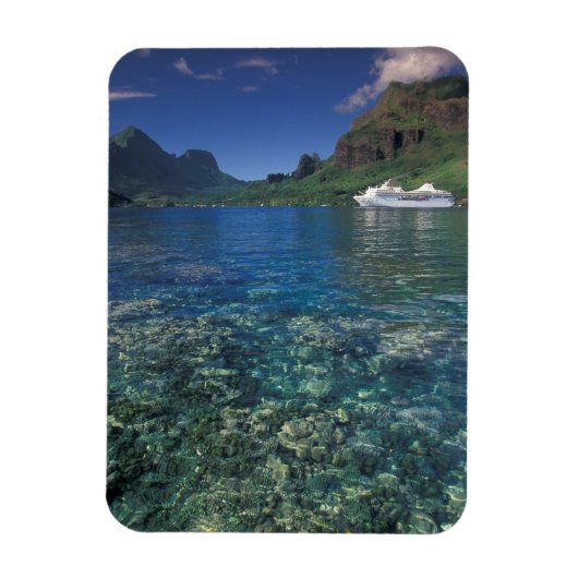Frans-Polynesië, Moorea. Cooks Bay. Cruiseschip Magneet (Verticaal)