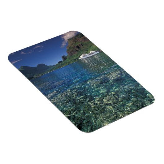 Frans-Polynesië, Moorea. Koekbaai. Cruiseschip Magneet (Rechterzijde)