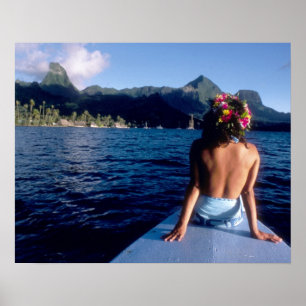 Frans-Polynesië, Moorea. Vrouw die geniet van uitz Poster