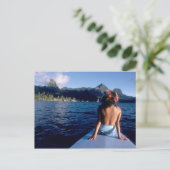 Frans-Polynesië, Moorea. Vrouw geniet van het uitz Briefkaart (Staand voorkant)