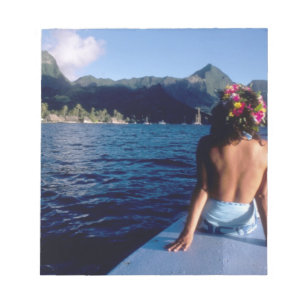 Frans-Polynesië, Moorea. Vrouw geniet van het uitz Notitieblok