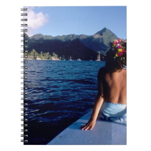 Frans-Polynesië, Moorea. Vrouw geniet van het uitz Notitieboek (Voorkant)