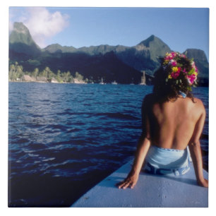 Frans-Polynesië, Moorea. Vrouw geniet van het uitz Tegeltje